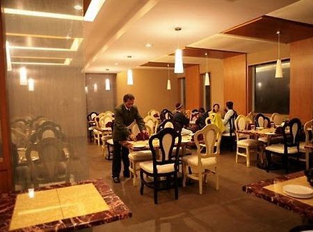 Deccan Plaza Hotel - Уті Екстер'єр фото