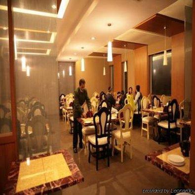 Deccan Plaza Hotel - Уті Екстер'єр фото