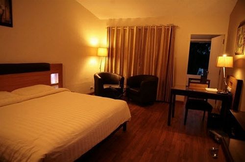 Deccan Plaza Hotel - Уті Екстер'єр фото
