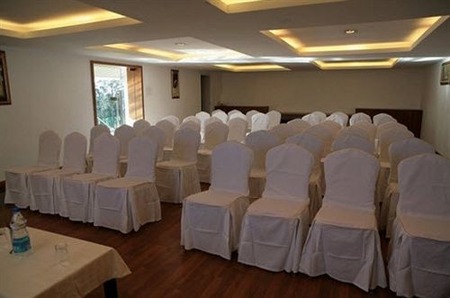 Deccan Plaza Hotel - Уті Екстер'єр фото