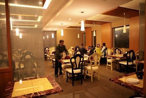 Deccan Plaza Hotel - Уті Екстер'єр фото